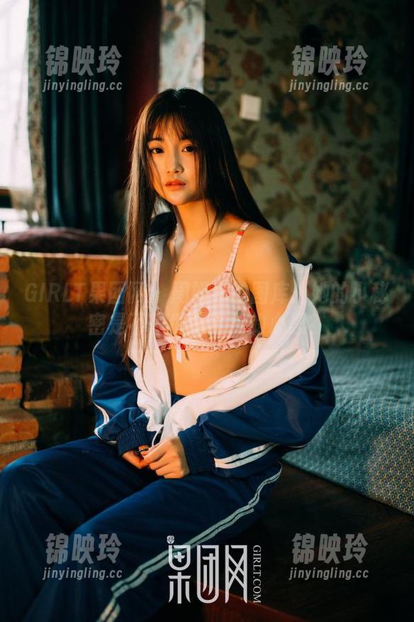 GIRLT果团网 - 周妍希的图库：她的小秘密是不是也藏着我的心思？