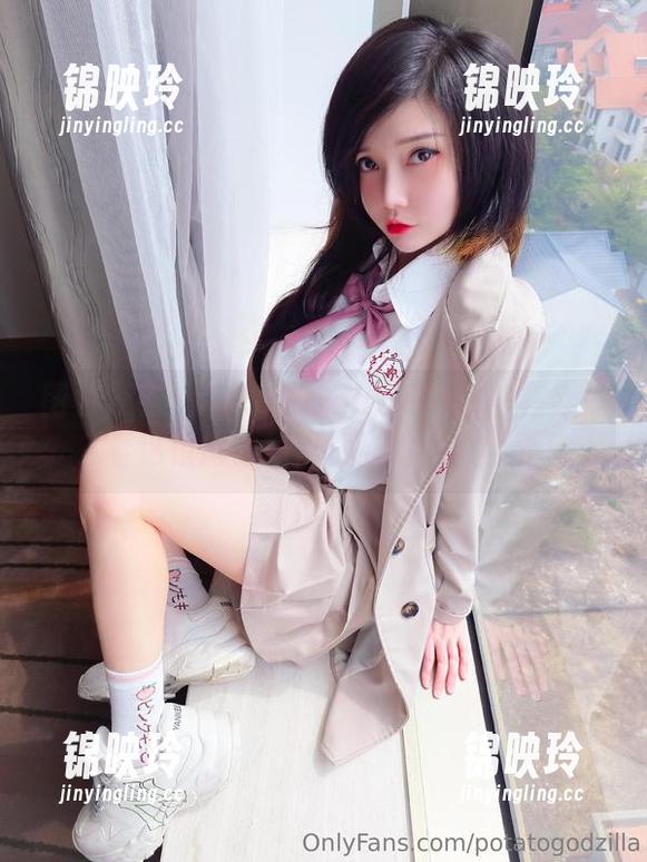 图包分享：PotatoGodzilla白衬衫穿搭，看这位博主如何优雅得像个土豆！