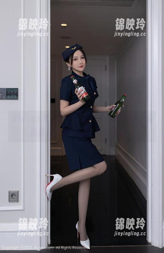 Xiuren秀人网 - 小逗逗的黑丝教程，最新段子分享让穿搭不再无趣！