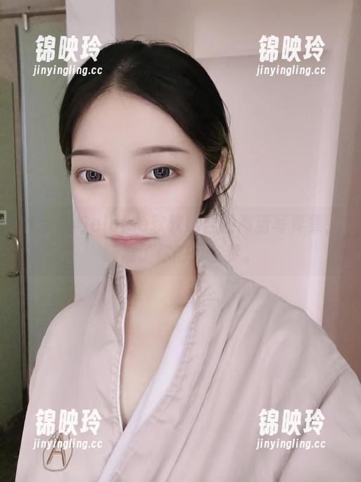 水手服与eloise软软结合的高清写真集，瞄准了你的公主梦。