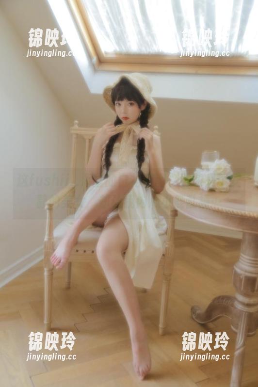 这fushii_海堂的白裙套图，明明是个安静的美女，却让我内心小鹿乱撞…
