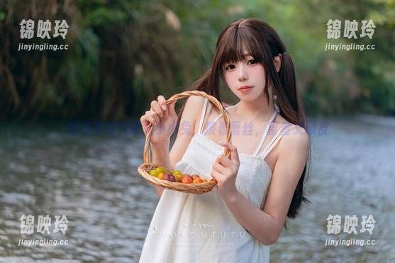 图集里有只咬人小小兔，披着蕾丝，害羞又顽皮