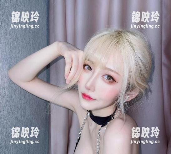 作品拿出来，啾小妍Deer这个金发芭比看得我眼睛都闪光！