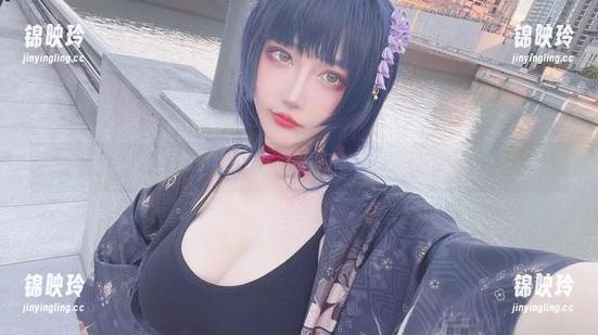 啾小妍来厨房：围裙下的写真闪耀