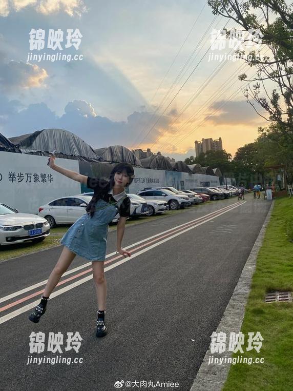 大肉丸Amiee在睡衣里的原图，照片中我也想钻进去，不知道这是嬉皮还是慵懒