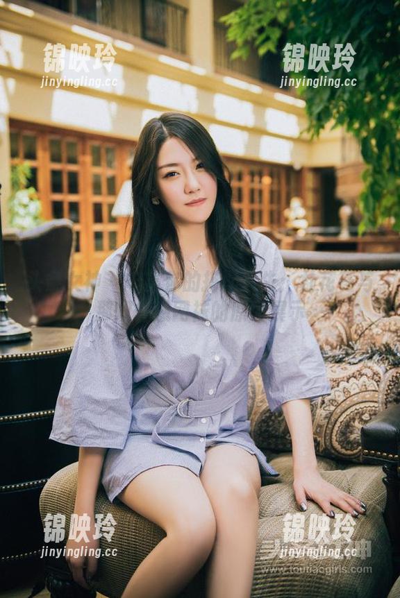 头条女神 - 丰富你的搭配人生：杜花花与那双性感网袜的原图展示