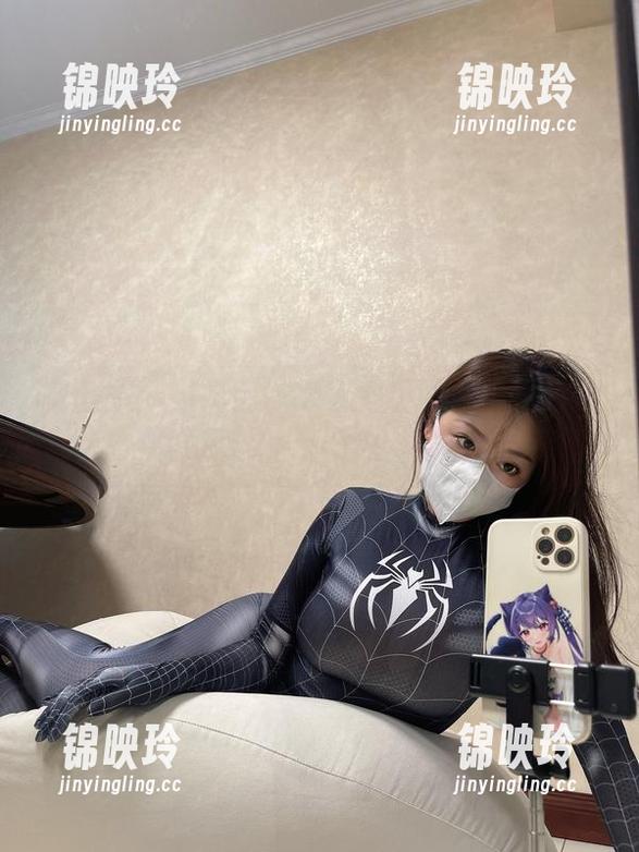 微密圈 - 当奶宝妹纸穿上蜘蛛女侠的战衣，看那图包里的渔网——太专注了！