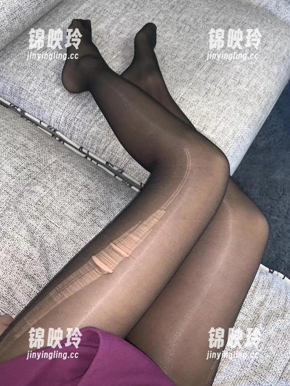 微密圈 - 提袜少女的夏日写真：原图中的明确不明确的视线