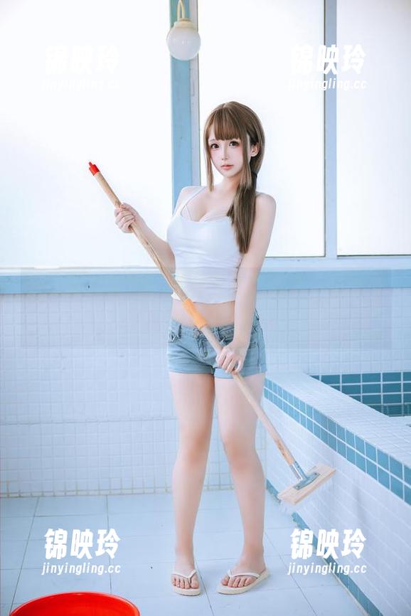 日奈娇的写真，借着喜多川海梦女警的光，她的眼神太撩人了！