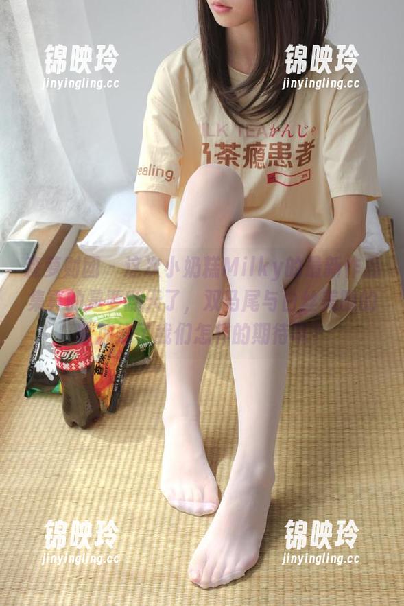森萝财团 - 这次小奶糕Milky的最新作品集真的是要翻天了，双马尾与白丝美腿的叠加给了我们怎样的期待呢？