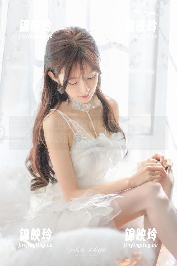 当王羽杉遇上蕾丝连体比基尼：原图反转，壁纸顺道充值了我的少女心。
