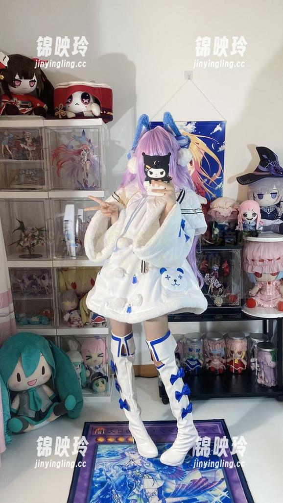 白栎Shirly又来图集新品，藤田琴音的打歌服像是次元缝隙里跑出来的。