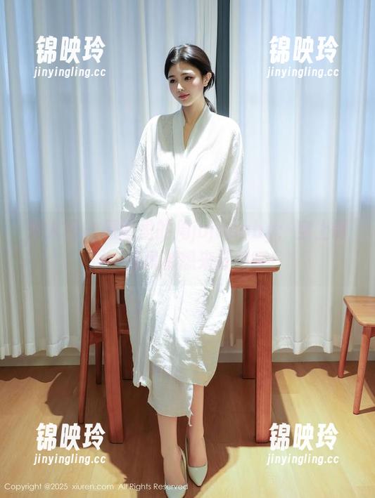 秀人网 - 原图里的周jojobaby：穿上制服，连风都想来打招呼！
