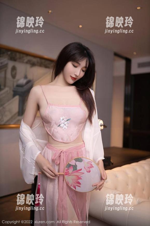 秀人网 - 白甜在线：泳池里翻腾的不是水花，是我对“白”这色的偏爱！