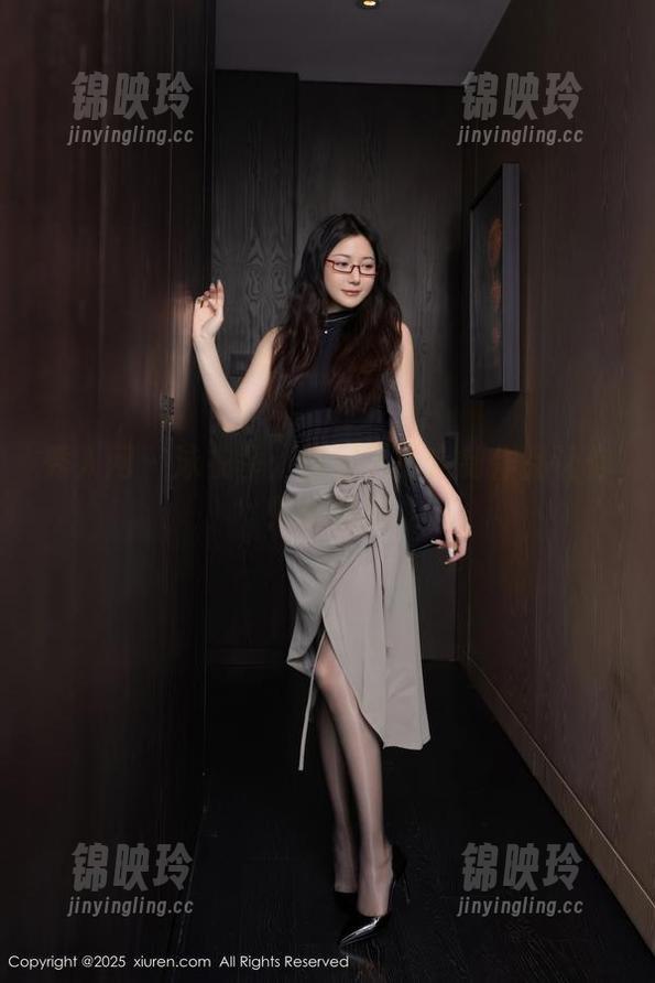 秀人网 - 泳衣季：陈伊人的定制作品让你倍感惊艳