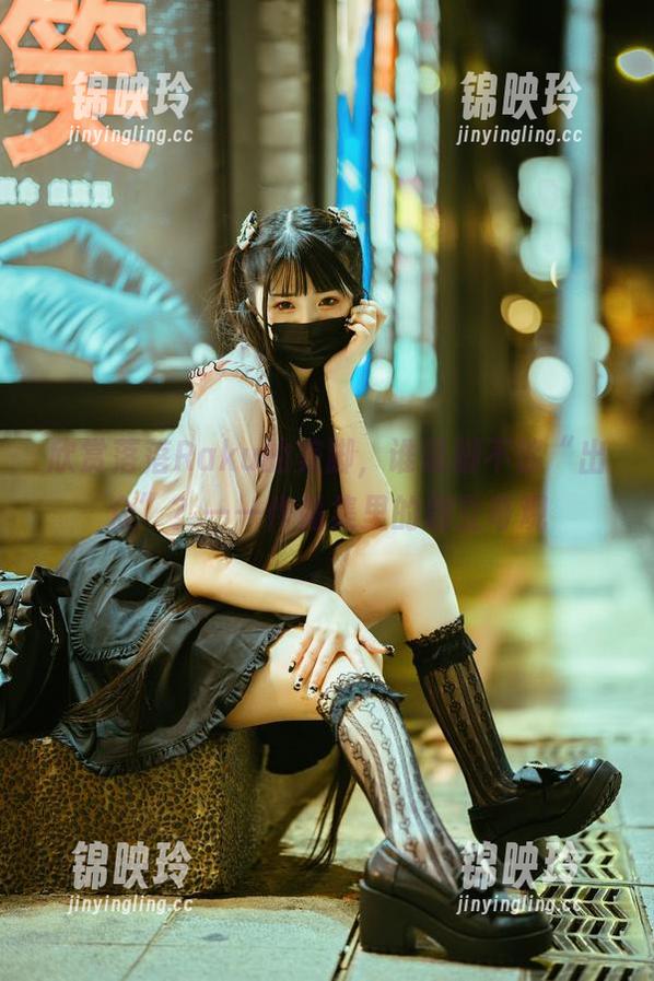 欣赏落落Raku的美脚，谁说脚不够“出众”？——作品集里的倒立奇观