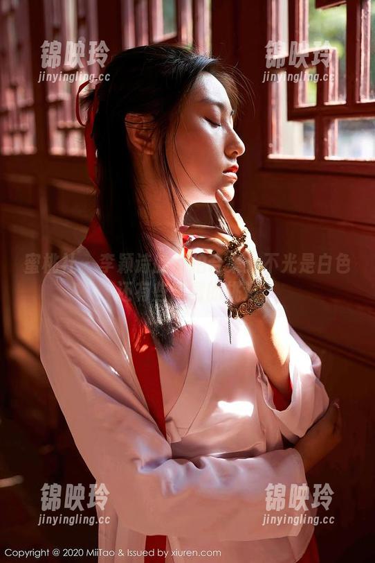 蜜桃社 - 李颖诗的私拍合集：不光是白色，还有些微微的挑逗。