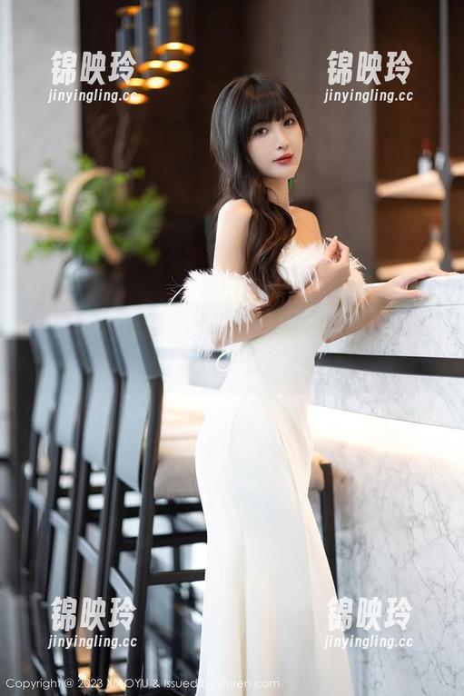 语画界 - 留意，雅雯的短裙全套不止是百搭，还有那些奇怪的小细节。