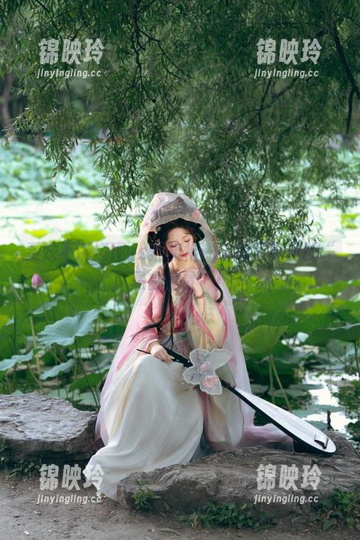 雯妹不讲道理vs黑旗袍：一场写真里的“黑白较量”！