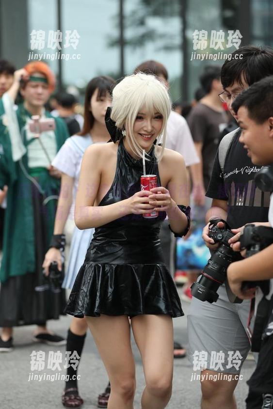 魔镜街拍 - 这条白色连衣裙在线，楼楼的气场是真实，还是后期的魔法呢？