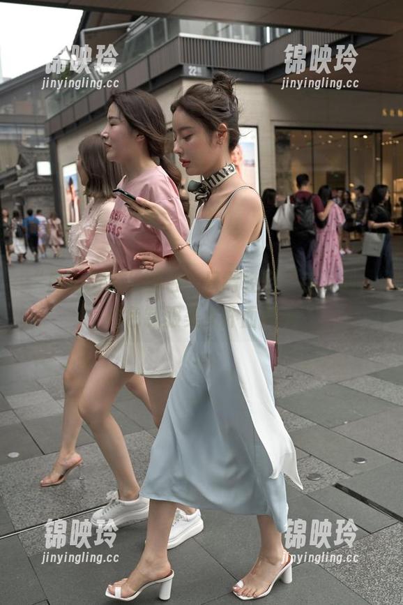 “魔镜街拍”图包：只需轻轻一手下载，白色制服美女扑面而来