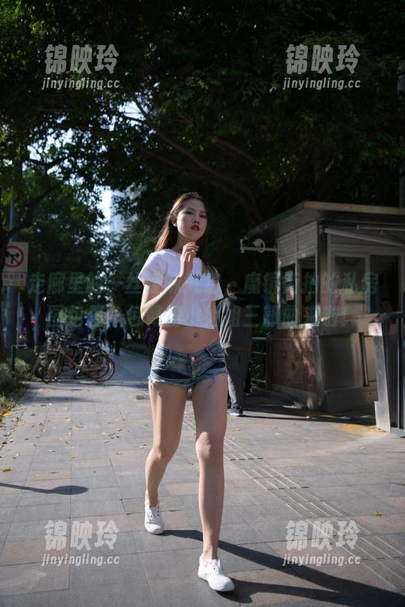 走廊里的一丝暧昧气息，魔镜街拍的私房图包里，包臀裙小姐姐三部曲来啦！
